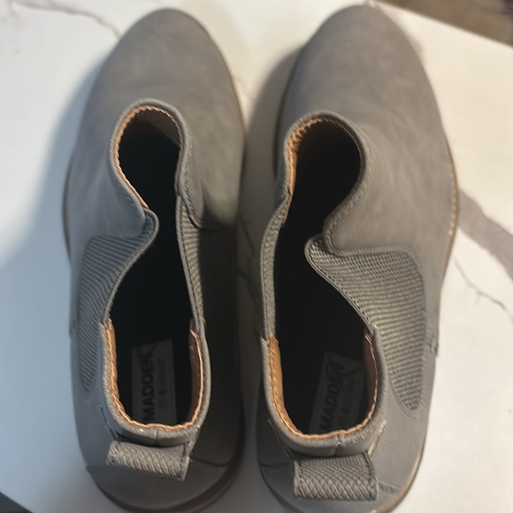 New men’s Sz 11 light grey Chelsea business to casual boots by Steve Madden - Picture 10 of 12
